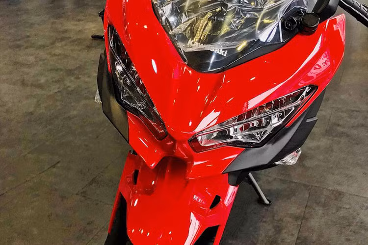 Phần đầu được thiết kế sắc sảo và hầm hố. Nhìn chung, xe có vẻ ngoài tương đối giống "đàn anh" Ninja 400 trong khi một số chi tiết vay mượn từ đàn anh Ninja ZX-10R và Ninja H2. Cụm đèn pha đôi và đèn hậu sử dụng bóng LED trong khi đèn xi-nhan vẫn sử dụng bóng thường.