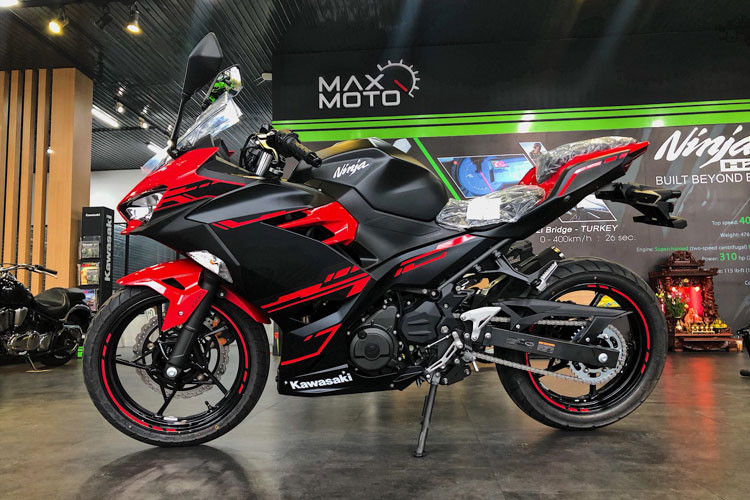 Mang phong cách hoàn toàn mới, mẫu xe môtô thể thao Kawasaki Ninja 250 ABS 2018 sở hữu chiều dài 1.990 mm, rộng 710 mm và cao 1.120 mm. Chiều cao yên của Ninja 250 tương đương với Ninja 400 và ở mức 785 mm. Tổng trọng lượng không tải của xe là 167 kg.