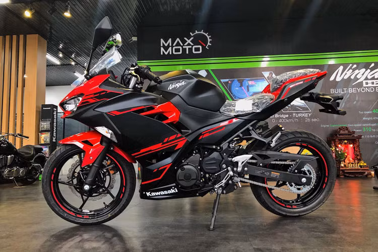 Mang phong cách hoàn toàn mới, mẫu xe môtô thể thao Kawasaki Ninja 250 ABS 2018 sở hữu chiều dài 1.990 mm, rộng 710 mm và cao 1.120 mm. Chiều cao yên của Ninja 250 tương đương với Ninja 400 và ở mức 785 mm. Tổng trọng lượng không tải của xe là 167 kg.