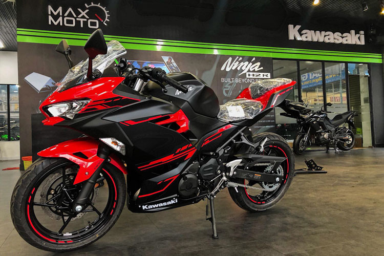 Kawasaki Ninja 250 ABS 2018 được giới thiệu lần đầu tiên vào tháng 11 năm ngoái. Sự có mặt của phiên bản này làm khá nhiều người bất ngờ bởi trước đó, hãng xe Nhật từng giới thiệu Ninja 400 thay thế Ninja 300cc. Đây sẽ là đối thủ trực tiếp với Honda CBR250RR thế hệ mới.