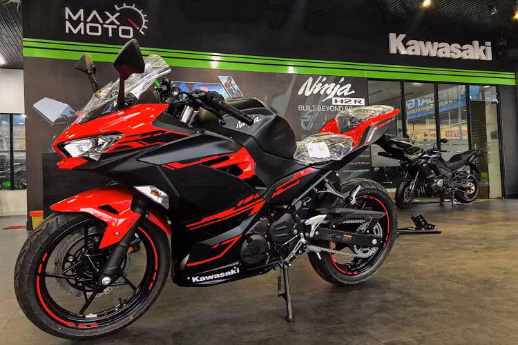 Kawasaki Ninja 250 ABS 2018 được giới thiệu lần đầu tiên vào tháng 11 năm ngoái. Sự có mặt của phiên bản này làm khá nhiều người bất ngờ bởi trước đó, hãng xe Nhật từng giới thiệu Ninja 400 thay thế Ninja 300cc. Đây sẽ là đối thủ trực tiếp với Honda CBR250RR thế hệ mới.