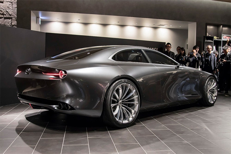 “Bản chất của thiết kế chiếc xe Vision Coupe Concept mới này sẽ được thể hiện rõ trong các thế hệ tiếp theo của dòng xe Mazda, mẫu đầu tiên sẽ được đưa ra thị trường vào năm 2019”, vị giám đốc Mazda nhấn mạnh.
