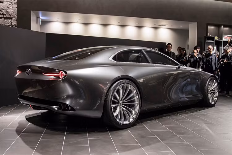 “Bản chất của thiết kế chiếc xe Vision Coupe Concept mới này sẽ được thể hiện rõ trong các thế hệ tiếp theo của dòng xe Mazda, mẫu đầu tiên sẽ được đưa ra thị trường vào năm 2019”, vị giám đốc Mazda nhấn mạnh.