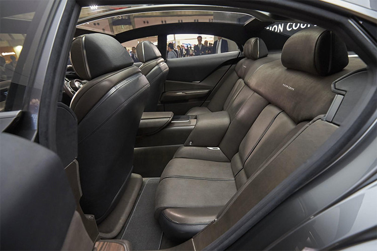 Không gian nội thất của xe tập trung chủ yếu vào người lái và đi theo ý tưởng kiến trúc "không gian" truyền thống Nhật Bản. Toàn bộ nội thất của chiếc Vision Coupe được bao phủ bởi vật liệu da bọc cao cấp và các chi tiết trang trí thanh lịch, tinh tế. Vô-lăng thể thao và hệ thống thông tin giải trí chiếm đến 3/4 bảng điều khiển.