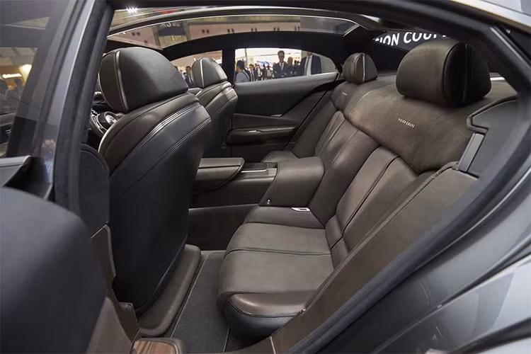 Không gian nội thất của xe tập trung chủ yếu vào người lái và đi theo ý tưởng kiến trúc "không gian" truyền thống Nhật Bản. Toàn bộ nội thất của chiếc Vision Coupe được bao phủ bởi vật liệu da bọc cao cấp và các chi tiết trang trí thanh lịch, tinh tế. Vô-lăng thể thao và hệ thống thông tin giải trí chiếm đến 3/4 bảng điều khiển.