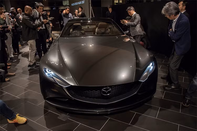 Giám đốc quản lý và Giám đốc thiết kế phong cách của Mazda, ông Ikuo Maeda cho biết: “Đây là một vinh dự lớn của chúng tôi khi có chiếc xe này, nó đã thể hiện được bản chất về thẩm mỹ của Nhật Bản và nhận được sự hoan nghênh từ một số nhà thiết kế xe hơi hàng đầu trên thế giới.”