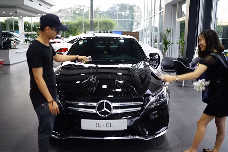 Hoài Lâm được khán giả biết đến khi giành giải quán quân chương trình truyền hình thực tế "Gương mặt thân quen" mùa thứ 2 (năm 2014) và đồng thời, anh cũng là con nuôi của nghệ sĩ hài nổi tiếng Hoài Linh. Mới đây, nhân dịp sinh nhật lần thứ 22 anh chàng này đã tự thưởng cho mình một chiếc xe sang Mercedes-Benz C300 AMG.