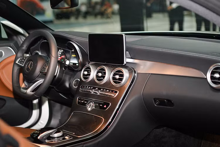 Ngoài những trang bị tiêu chuẩn vốn có của dòng C-Class, C300 AMG 2015 còn sở hữu một loạt tính năng đáng chú ý bao gồm: hệ thống treo khí nén AIRMATIC; hiển thị thông tin trên kính chắn gió (Head-up display); camera 360 độ; hệ thống hỗ trợ phòng ngừa va chạm Collision Prevention Assist Plus, hỗ trợ mở cốp sau khi cả hai tay đang mang/xách đồ...