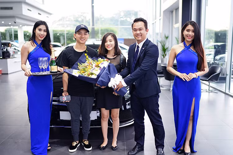 Động cơ kết hợp với hộp số tự động 7 cấp 7G-Tronic Plus và truyền sức mạnh tới cầu sau. Thời gian tăng tốc từ 0-100 km/h của Mercedes-Benz C300 AMG là 5,9 giây trong khi vận tốc tối đa đạt 250 km/h. Theo công bố của nhà sản xuất, mức tiêu thụ nhiên liệu trung bình của của xe chi từ 6,3 lít/100km.