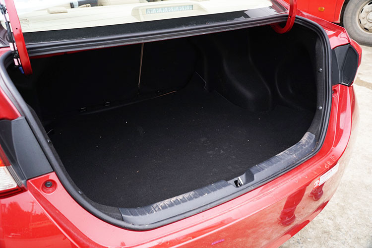 Đáng tiếc xe vẫn sử dụng động cơ 2NR-FE 1.5L Dual VVT-I, công suất 108 mã lực tại 6.000 vòng/phút, mô-men xoắn cực đại 140 Nm tại 4.200 vòng/phút, đi kèm hộp số là hộp số tự động CVT và số sàn 5 cấp. Các thông số này giống hệt phiên bản 2017 từng được phân phối tại Việt Nam.