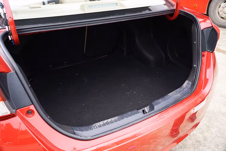 Đáng tiếc xe vẫn sử dụng động cơ 2NR-FE 1.5L Dual VVT-I, công suất 108 mã lực tại 6.000 vòng/phút, mô-men xoắn cực đại 140 Nm tại 4.200 vòng/phút, đi kèm hộp số là hộp số tự động CVT và số sàn 5 cấp. Các thông số này giống hệt phiên bản 2017 từng được phân phối tại Việt Nam.