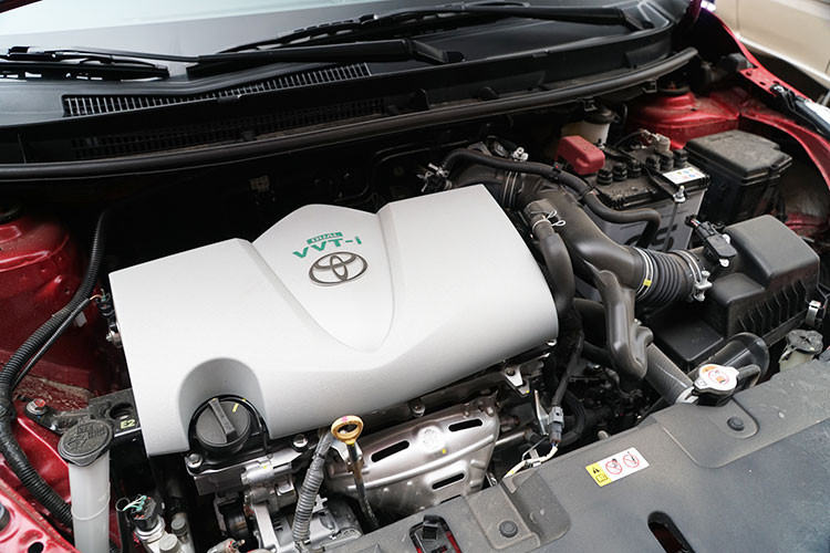 Cầm lái Toyota Vios 2018 bản G, chiếc sedan hạng B tỏ ra nhạy hơn khi người lái phản ứng "nhẹ nhàng" với chân ga. Nhờ có hộp số CVT, chiếc xe vận hành ít ồn và rung hơn so với phiên bản cũ từng xuất hiện trước đây. Tuy nhiên nếu "thốc ga" mạnh, Vios vẫn có độ trễ tương đối lớn - một nhược điểm đặc trưng của đa số các loại hộp số vô cấp CVT.