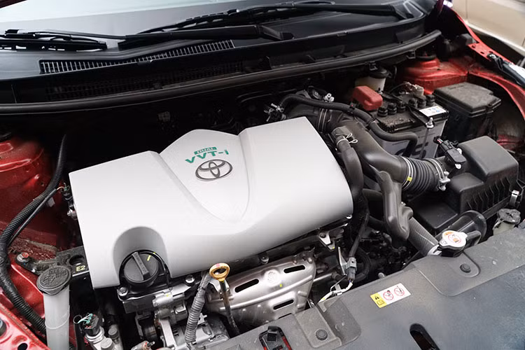 Cầm lái Toyota Vios 2018 bản G, chiếc sedan hạng B tỏ ra nhạy hơn khi người lái phản ứng "nhẹ nhàng" với chân ga. Nhờ có hộp số CVT, chiếc xe vận hành ít ồn và rung hơn so với phiên bản cũ từng xuất hiện trước đây. Tuy nhiên nếu "thốc ga" mạnh, Vios vẫn có độ trễ tương đối lớn - một nhược điểm đặc trưng của đa số các loại hộp số vô cấp CVT.