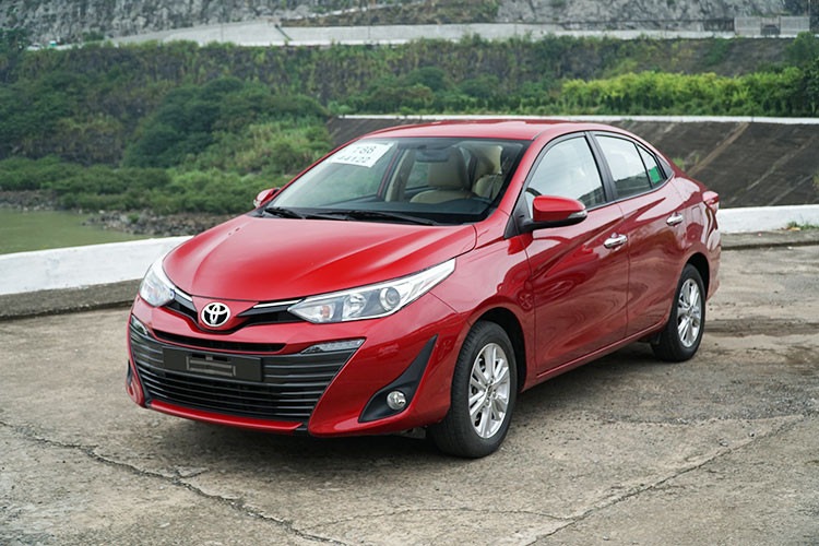 Ở phần đầu, đèn pha của Toyota Vios 2018 dạng hẹp được đẩy sang 2 bên gắn liền với hệ thống lưới tản nhiệt tạo cảm giác rộng rãi hơn cho phần đầu xe. Lưới tản nhiệt bên dưới trải đều về hai phía với những thanh nan cá tính, tạo sự năng động cho phần mặt trước của xe.
