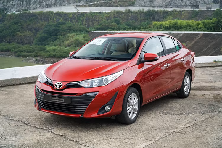 Ở phần đầu, đèn pha của Toyota Vios 2018 dạng hẹp được đẩy sang 2 bên gắn liền với hệ thống lưới tản nhiệt tạo cảm giác rộng rãi hơn cho phần đầu xe. Lưới tản nhiệt bên dưới trải đều về hai phía với những thanh nan cá tính, tạo sự năng động cho phần mặt trước của xe.