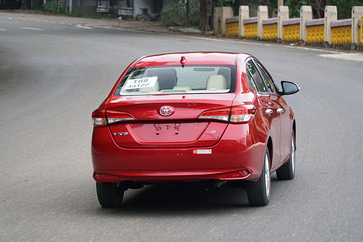 Sở hữu hệ thống treo mềm, khi vận hành trên những địa hình không bằng phẳng như đường đất, Vios cũng được đánh giá khá tốt. Ngoài ra, nhờ có hệ động lực mới chiếc xe cũng có mức tiêu thụ nhiên liệu ít hơn. Khi di chuyển trong phố, hệ thống cách âm của xe khá tốt. Tuy nhiên khi di chuyển vào đường nhựa xấu, tiếng ồn vọng từ lốp xe vẫn còn.