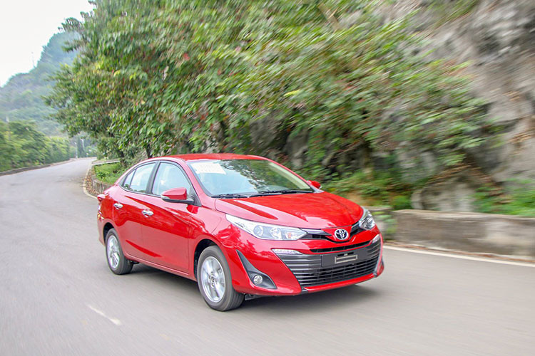 Tại thị trường Việt Nam - Toyota Vios 2018 mới có tổng cộng 3 phiên bản, gồm E MT, E CVT và G CVT với giá bán lần lượt là 531 triệu đồng, 569 triệu đồng và 606 triệu đồng. Xe được lắp ráp trong nước với 151 linh kiện Việt Nam và Toyota đạt kỳ vọng đạt doanh số trung bình 2.400 xe/tháng - đây là kỳ vọng có cơ sở bởi mẫu xe này thường xuyên nằm trong top đầu xe bán chạy nhất ở nước ta.