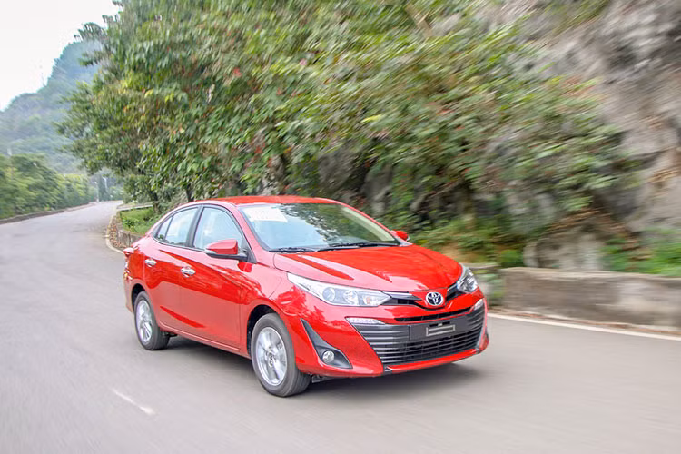 Tại thị trường Việt Nam - Toyota Vios 2018 mới có tổng cộng 3 phiên bản, gồm E MT, E CVT và G CVT với giá bán lần lượt là 531 triệu đồng, 569 triệu đồng và 606 triệu đồng. Xe được lắp ráp trong nước với 151 linh kiện Việt Nam và Toyota đạt kỳ vọng đạt doanh số trung bình 2.400 xe/tháng - đây là kỳ vọng có cơ sở bởi mẫu xe này thường xuyên nằm trong top đầu xe bán chạy nhất ở nước ta.