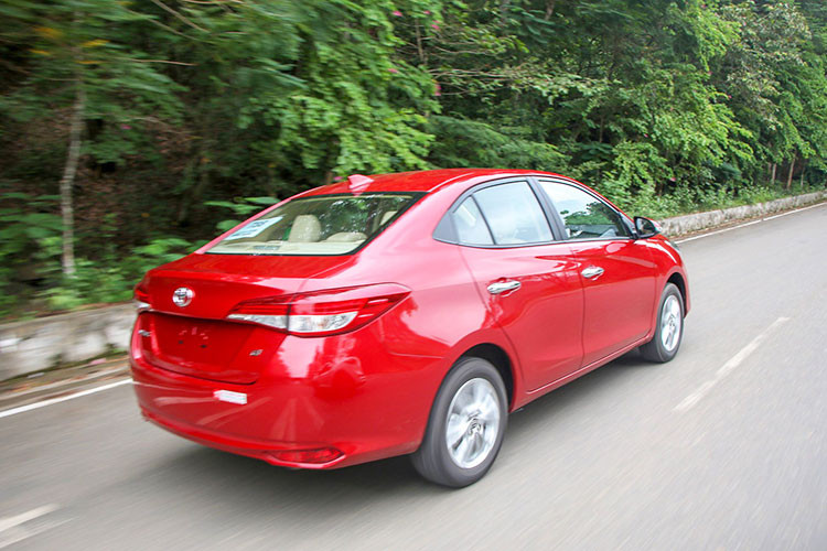 Toyota Vios 2018 được trang bị hệ thống cân bằng điện tử (VSC) nên khi vào cua hay đánh lái gấp, thân xe vẫn khá ổn định, không bị chòng chành. Dù đánh lái hay vào cua ở tốc độ cao, chiếc xe vẫn cảm giác an toàn - đây được xem là điểm đáng tiền trên Toyota Vios thế hệ mới. Ngoài ra, hệ thống chống bó cứng phanh ABS, phân phối lực phanh điện tử EBD... cũng được xem là thế mạnh của mẫu sedan cỡ B này. 