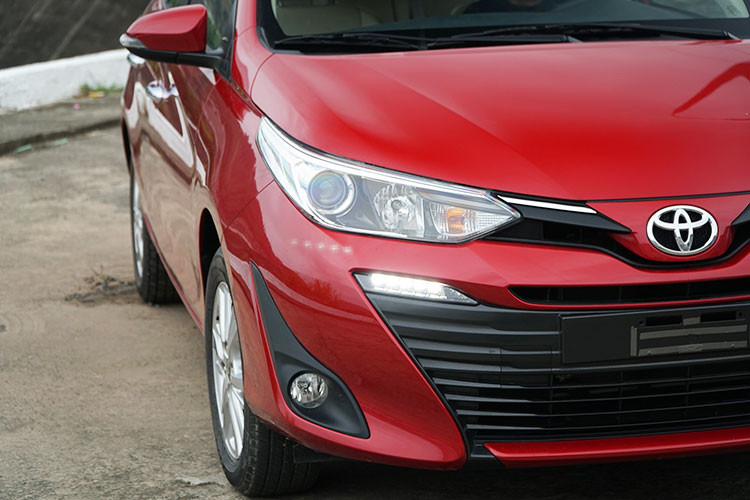 Ngoài phần đầu được làm mới, đèn pha trước của xe được trang bị bóng halogen, thấu kính Projector, đèn chiếu sáng ban ngày LED và đèn pha tự động đối với bản G. Riêng phiên bản E vẫn dùng đèn pha halogen. Mâm xe hợp kim thiết kế dạng đa chấu có kích thước 15 inch và được sử dụng phanh đĩa ở cả 4 bánh. Trong khi bản E MT trang bị phanh tang trống đối với 2 bánh sau.