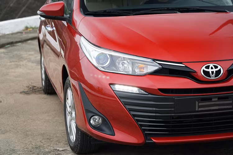 Ngoài phần đầu được làm mới, đèn pha trước của xe được trang bị bóng halogen, thấu kính Projector, đèn chiếu sáng ban ngày LED và đèn pha tự động đối với bản G. Riêng phiên bản E vẫn dùng đèn pha halogen. Mâm xe hợp kim thiết kế dạng đa chấu có kích thước 15 inch và được sử dụng phanh đĩa ở cả 4 bánh. Trong khi bản E MT trang bị phanh tang trống đối với 2 bánh sau.