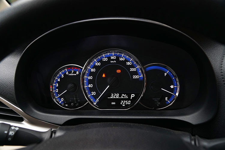 Hệ thống đề nổ bằng nút bấm lần đầu xuất hiện trên Toyota Vios phiên bản mới, nhưng chỉ trên bản cao cấp, bản thấp vẫn dùng chìa khoá cơ. Phím chỉnh gió và điều hoà kiểu mới tiện hơn nhiều so với loại xoay như trước đây, giúp thao tác giảm một nửa. Điều hoà là loại tự động một vùng.