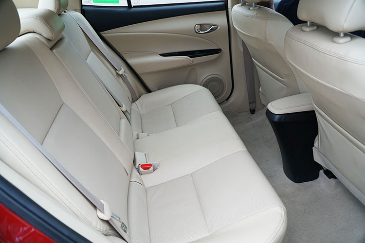 Về tổng thể nội thất, Vios mới được trau chuốt và có hơi hướng của đàn anh Corolla Altis. Ốp cụm nút chỉnh gương, kính ở cửa sang hơn nhờ nhựa bóng. Bảng điều khiển thoạt nhìn tưởng bọc da nhưng sờ lại là nhựa cứng. Hàng ghế sau của xe có khoảng để chân khá rộng so với các đối thủ cùng phân khúc, thậm chí có thể so với một mẫu sedan hạng C.