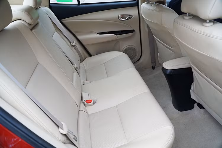 Về tổng thể nội thất, Vios mới được trau chuốt và có hơi hướng của đàn anh Corolla Altis. Ốp cụm nút chỉnh gương, kính ở cửa sang hơn nhờ nhựa bóng. Bảng điều khiển thoạt nhìn tưởng bọc da nhưng sờ lại là nhựa cứng. Hàng ghế sau của xe có khoảng để chân khá rộng so với các đối thủ cùng phân khúc, thậm chí có thể so với một mẫu sedan hạng C.