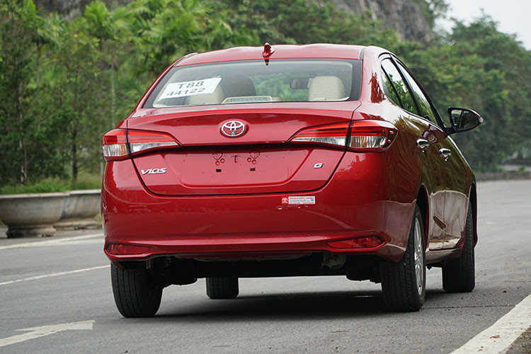 Cụm đèn hậu phía sau của xe cũng dùng công nghệ LED, thiết kế điệu đà hơn trước đây, cản sau thiết kế lớn và mạnh mẽ. Theo công bố của Toyota, Vios 2018 còn được nâng cấp độ cứng thân xe và hệ thống treo. Về tổng thể - so với hai đối thủ Hyundai Accent và Honda City, chiều dài tổng thể và chiều dài cơ sở của Vios 2018 đều ngắn hơn.