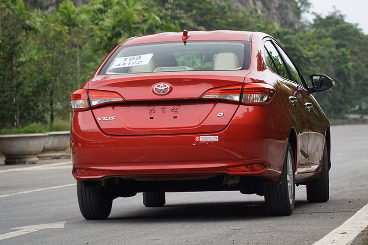 Cụm đèn hậu phía sau của xe cũng dùng công nghệ LED, thiết kế điệu đà hơn trước đây, cản sau thiết kế lớn và mạnh mẽ. Theo công bố của Toyota, Vios 2018 còn được nâng cấp độ cứng thân xe và hệ thống treo. Về tổng thể - so với hai đối thủ Hyundai Accent và Honda City, chiều dài tổng thể và chiều dài cơ sở của Vios 2018 đều ngắn hơn.