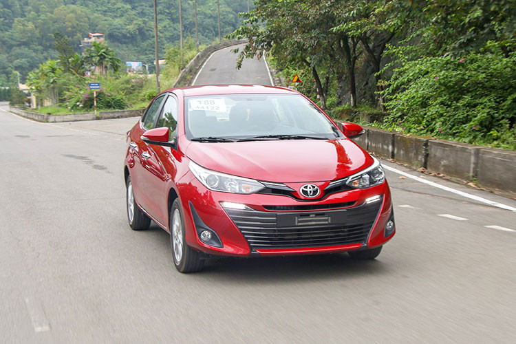 Từ từ đạp ga để tăng tốc và giữ nguyên ở khoảng vòng tua máy trung bình, Vios mới đã chứng minh rằng nó không phải là chiếc xe được sinh ra dành cho những người ưa cảm giác lái mạnh mẽ, thể thao. Thay vào đó, "thế mạnh" của Vios là những con đường cao tốc thẳng khi ở tốc độ hơn 100 km/h, động cơ và hộp số của xe vẫn hoạt động một cách trơn tru và êm ái mà không có dấu hiệu "đuối sức"