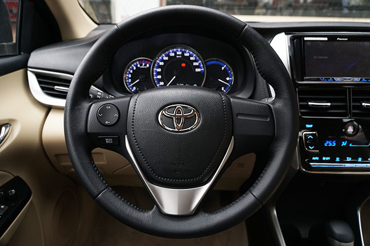 Phía dưới cụm màn hình này là cửa gió điều hòa. Vô-lăng vẫn là loại bọc da 3 chấu tích hợp một số nút xử lý nhanh cho phiên bản cao cấp còn phiên bản thường không được trang bị, màn hình phía sau là 3 đồng hồ analog. Cần số thiết kế hình zíc zắc quen thuộc. Phanh tay dạng cơ...