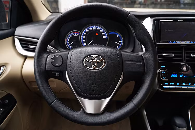 Phía dưới cụm màn hình này là cửa gió điều hòa. Vô-lăng vẫn là loại bọc da 3 chấu tích hợp một số nút xử lý nhanh cho phiên bản cao cấp còn phiên bản thường không được trang bị, màn hình phía sau là 3 đồng hồ analog. Cần số thiết kế hình zíc zắc quen thuộc. Phanh tay dạng cơ...