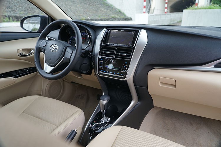 Trong khi đó, không gian nội thất gây ấn tượng với ghế ngồi bọc nỉ hoặc da trên bản G, các chi tiết khác bằng nhựa. Những điểm nhấn khác gồm hệ thống thông tin giải trí đa phương tiện 7 inch hiệu Pioneer, nhiệt độ và lượng gió được hiển thị trên một màn hình LCD khác có nền đen màu xanh. Phiên bản thấp hơn sử dụng màn hình LCD cỡ nhỏ.