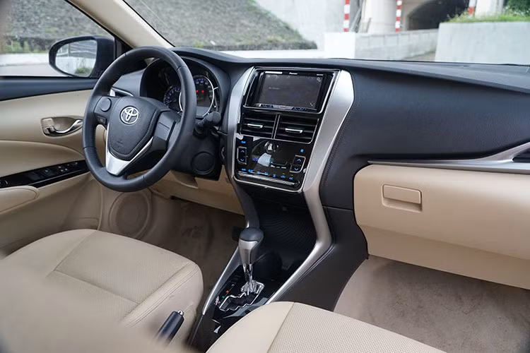 Trong khi đó, không gian nội thất gây ấn tượng với ghế ngồi bọc nỉ hoặc da trên bản G, các chi tiết khác bằng nhựa. Những điểm nhấn khác gồm hệ thống thông tin giải trí đa phương tiện 7 inch hiệu Pioneer, nhiệt độ và lượng gió được hiển thị trên một màn hình LCD khác có nền đen màu xanh. Phiên bản thấp hơn sử dụng màn hình LCD cỡ nhỏ.