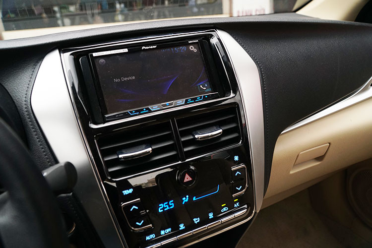 Trang bị an toàn cũng là điểm đáng chú ý tiếp theo của mẫu Toyota Vios hoàn toàn mới. Mẫu xe này được bổ sung thêm hệ thống cân bằng điện tử, hỗ trợ khởi hành ngang dốc, phanh ABS và cảm biến lùi cùng 7 túi khí. Đáng tiếc là mẫu xe này không được trang bị camera lùi.