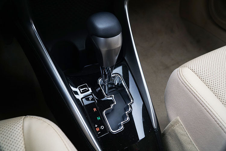 Nếu đặt lên "bàn cân" cùng với các đối thủ cùng phân khúc trên thị trường Việt Nam hiện nay, mẫu xe Toyota Vios 2018 vượt trội hơn Hyundai Accent khi có tựa tay, nhưng lại không có cửa gió điều hòa như Honda City. Ghế ngồi bọc da. Hàng ghế sau có thể gập lại để gia tăng không gian chứa đồ.