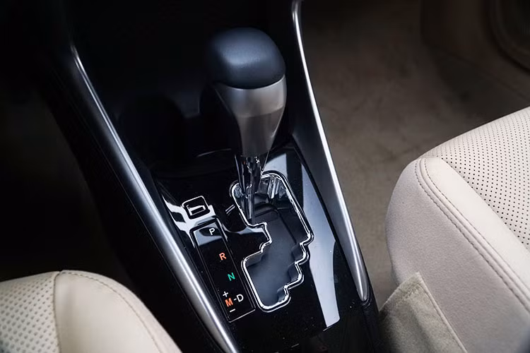 Nếu đặt lên "bàn cân" cùng với các đối thủ cùng phân khúc trên thị trường Việt Nam hiện nay, mẫu xe Toyota Vios 2018 vượt trội hơn Hyundai Accent khi có tựa tay, nhưng lại không có cửa gió điều hòa như Honda City. Ghế ngồi bọc da. Hàng ghế sau có thể gập lại để gia tăng không gian chứa đồ.