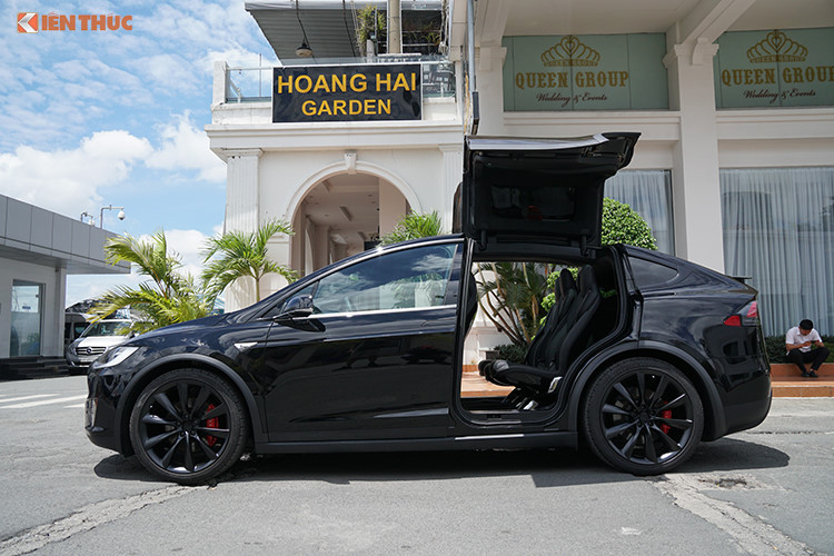 Như vậy tại thị trường Việt Nam hiện đã có 6 chiếc Tesla được đưa về nước, tính cả chiếc xe mới của thiếu gia Dương "kon" thì có 3 chiếc thuộc bản Model X, còn 3 chiếc khác thuộc bản Model S có mức giá thấp hơn. (Trong ảnh là chiếc Tesla Model X thứ 2 về TP HCM tháng 7/2017) .