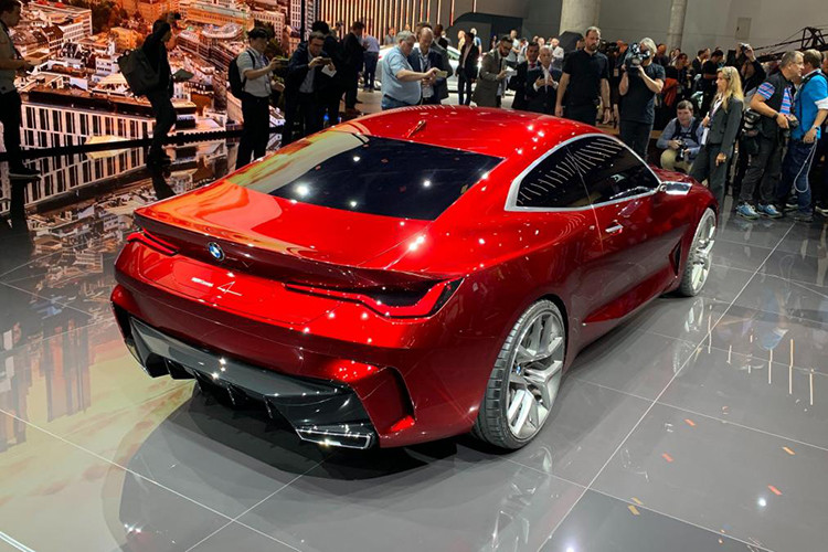 Bên cạnh lưới tản nhiệt 2 quả thận “siêu to ngổ ngáo” bố trí theo chiều thẳng đứng, phần đầu của chiếc BMW M4 Coupe hoàn toàn mới này còn tạo ấn tượng mạnh mẽ ở thiết kế cản trước sống động với các hốc hút gió lớn và góc cạnh, trong khi cặp đèn pha LED cực mảnh tạo hình như cặp mắt mãnh thú đang lườm chằm chằm.