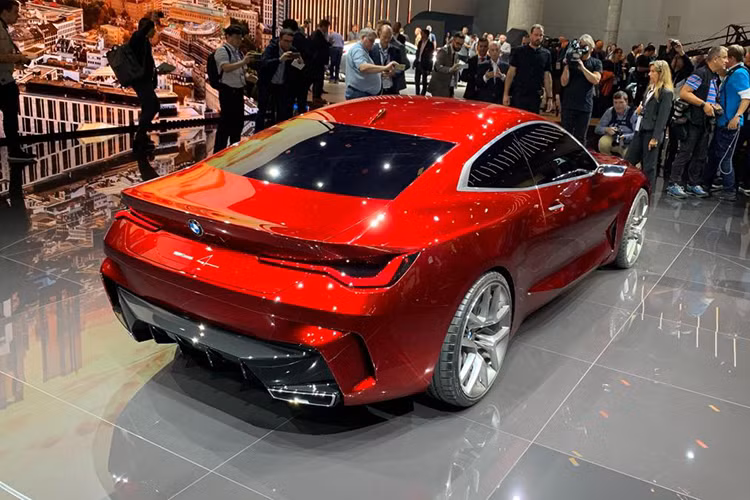 Bên cạnh lưới tản nhiệt 2 quả thận “siêu to ngổ ngáo” bố trí theo chiều thẳng đứng, phần đầu của chiếc BMW M4 Coupe hoàn toàn mới này còn tạo ấn tượng mạnh mẽ ở thiết kế cản trước sống động với các hốc hút gió lớn và góc cạnh, trong khi cặp đèn pha LED cực mảnh tạo hình như cặp mắt mãnh thú đang lườm chằm chằm.