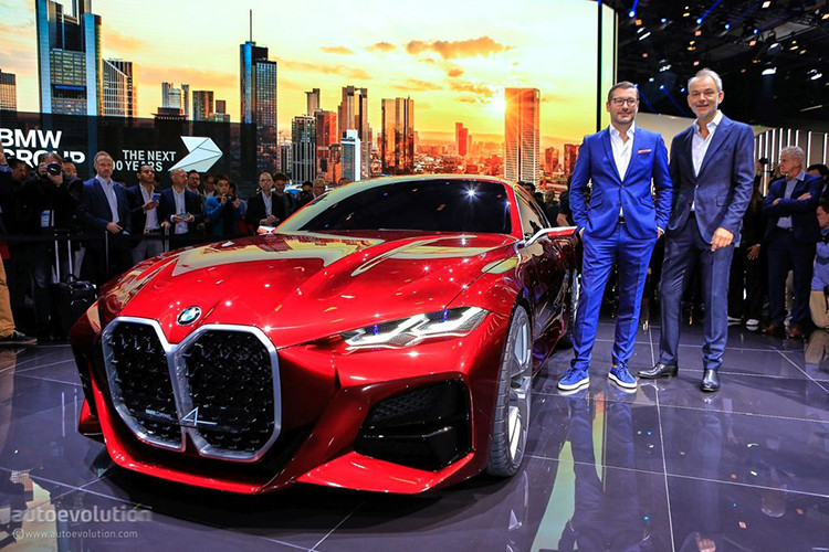 Khuynh hướng thiết kế đơn giản sẽ mang lại ít rủi ro hơn cho khách hàng, đảm bảo giá trị bán lại của những mẫu xe cũ. Tuy nhiên, BMW mới đây đã đi một nước cờ táo bạo với thiết kế lưới tản nhiệt gây tranh cãi trên mẫu xe BMW M4 Coupe 2021 mới.