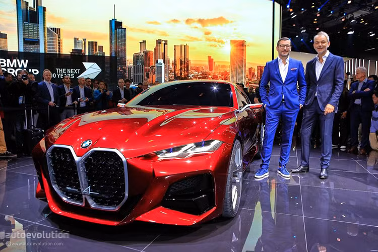 Khuynh hướng thiết kế đơn giản sẽ mang lại ít rủi ro hơn cho khách hàng, đảm bảo giá trị bán lại của những mẫu xe cũ. Tuy nhiên, BMW mới đây đã đi một nước cờ táo bạo với thiết kế lưới tản nhiệt gây tranh cãi trên mẫu xe BMW M4 Coupe 2021 mới.