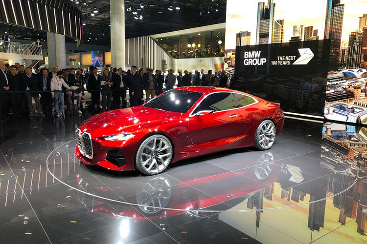 Kiểu dáng coupe cuốn hút trên xe còn được BMW tài tình bẻ góc ở những điểm quan trọng để tạo nên sự khác biệt, hòa quyện giữa sự mềm mại với một hình ảnh tươi mới cứng cáp hơn so với các dòng xe coupe thuôn mượt truyền thống. Các bộ mâm cỡ lớn 21-inch thiết kế 5 chấu kép kiểu chữ Y góp phần tăng thêm vẻ chắc khỏe cho ngoại hình.