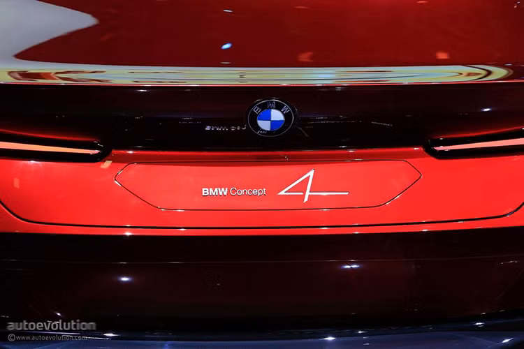 Vẻ khỏe khoắn cứng cáp ở thân xe thể hiện qua những đường gân ở bên hông và “bờ vai” vạm vỡ trên hốc bánh sau ăn liền với đường đuôi với các chi tiết được vuốt cong uốn lượn điệu nghệ.