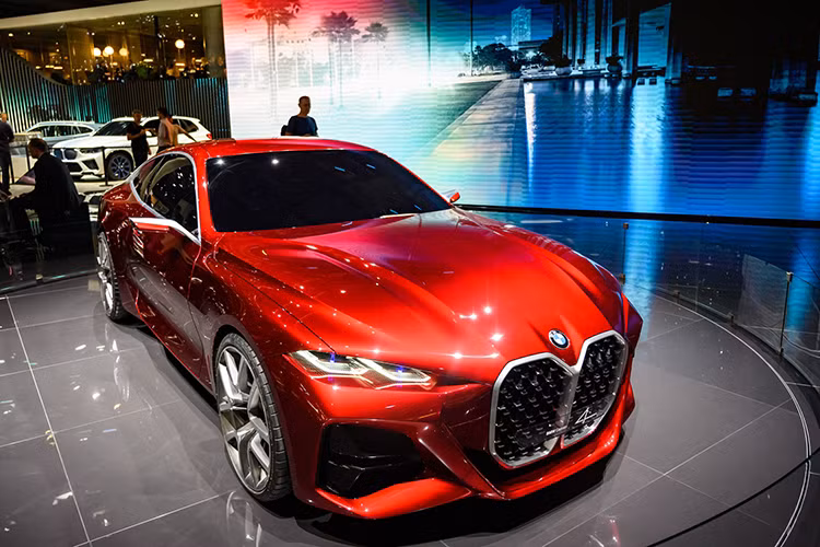 Phần đuôi của BMW M4 cũng được tạo hình một cách cầu kỳ, có cảm giác mở rộng theo bề ngang. Việc tạo các vùng bậc khiến đuôi xe như một tác phẩm điêu khắc có chủ đích với điểm nhấn chính là đèn hậu LED và cặp chụp ống xả kiểu hình tứ giác góc cạnh càng tô đậm vẻ nam tính.