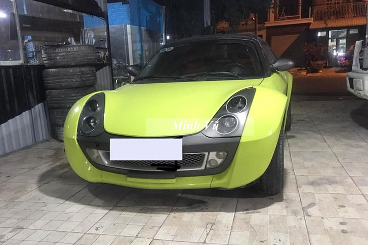 Theo anh Minh Quân, chủ xưởng độ xe Gia Phát, Thành phố Hồ Chí Minh cho biết: "Khách hàng của mình rất thích dòng xe triệu đô Koenigsegg Jesko nhưng việc để mang xe về Việt Nam là điều không thể nên muốn độ lại dáng xe này". Vì thế, anh quyết định mua một chiếc xe Smart Roadster độ Koenigsegg Jesko để thoả mãn đam mê". 