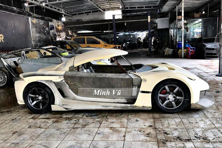 "Cái khó trong dự án độ chế xe Koenigsegg Jesko từ Smart Roadster chính là việc chủ nhân muốn giữ khung gầm "zin" theo xe để bảo đảm chế độ vận hành cho an toàn nên cần đội ngũ kỹ thuật cơ khí chuyên sâu để thực hiện, việc này khiến quá trình tạo dáng xe gặp khó khăn so với việc độ chế theo ý mình", chủ xưởng độ xe Gia Phát chia sẻ.