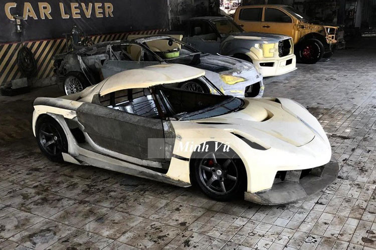 "Việc để ra được bản vẽ độ xe thành Koenigsegg Jesko mất khá nhiều thời gian nhưng khó khăn hơn là khi áp dụng đưa vào thân xe lại không được cân đối, khách muốn giữ khung gầm của xe Smart Roadster nên mình không thể cắt bỏ theo ý thích, vì thế, phải vẽ lại để phù hợp với khung gầm cũ dù dáng xe có thể không hoàn mỹ như bản vẽ đầu tiên", anh Minh Quân cho biết thêm.
