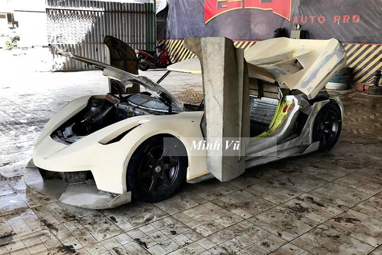 "Khách hàng muốn nhu cầu chế độ vận hành phải giống xe Smart Roadster còn dựng luôn khung gầm chỉ mang hình thức xe mô hình của Koenigsegg Jesko". Bài toán khó ăn nhất trong quá trình độ xe của hãng Koenigsegg lại nằm ở cửa đặc biệt, mở trượt về trước rất đặc trưng của thương hiệu xe Thụy Điển đã được thợ Việt độ chế xong với kiểu bản lề xoay, giúp cửa xe mở vuông góc, đẩy về trước